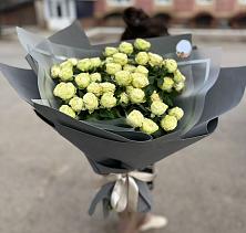 Букет Белые кустовые розы Солинеро в Волго-Каспийский