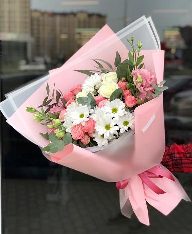 Букет цветов из: Розы, Лизиантусы и Хризантемы в Волго-Каспийский